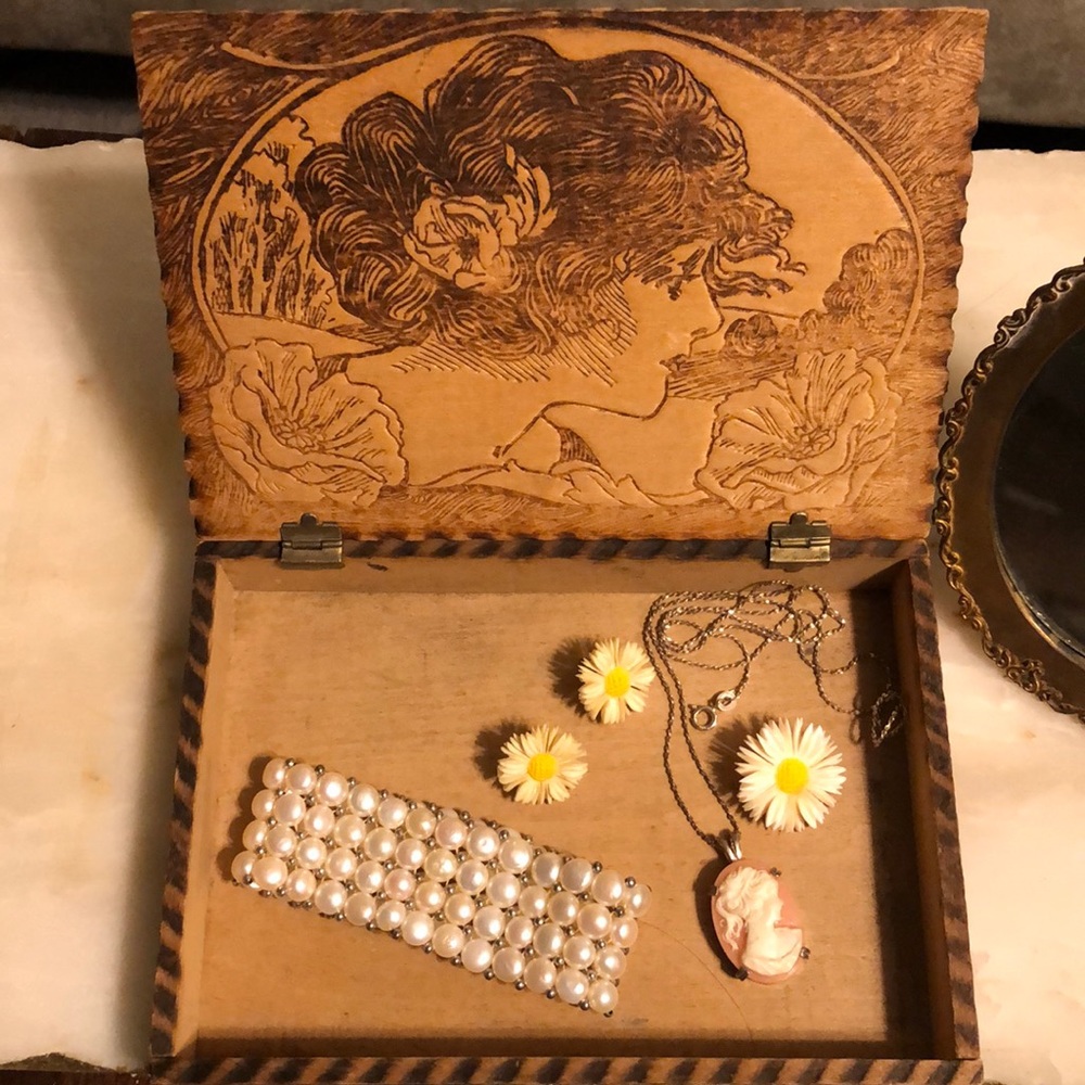 VtG Wood trinket box w etched beauty